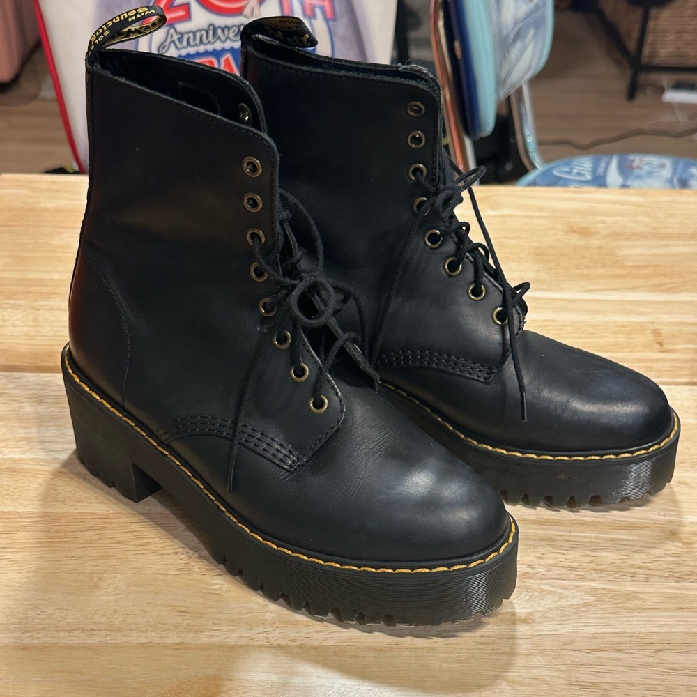Dr. Martens SHRIVER HI WOMEN'S WYOMING LEATHER HEELED BOOTS Size 9